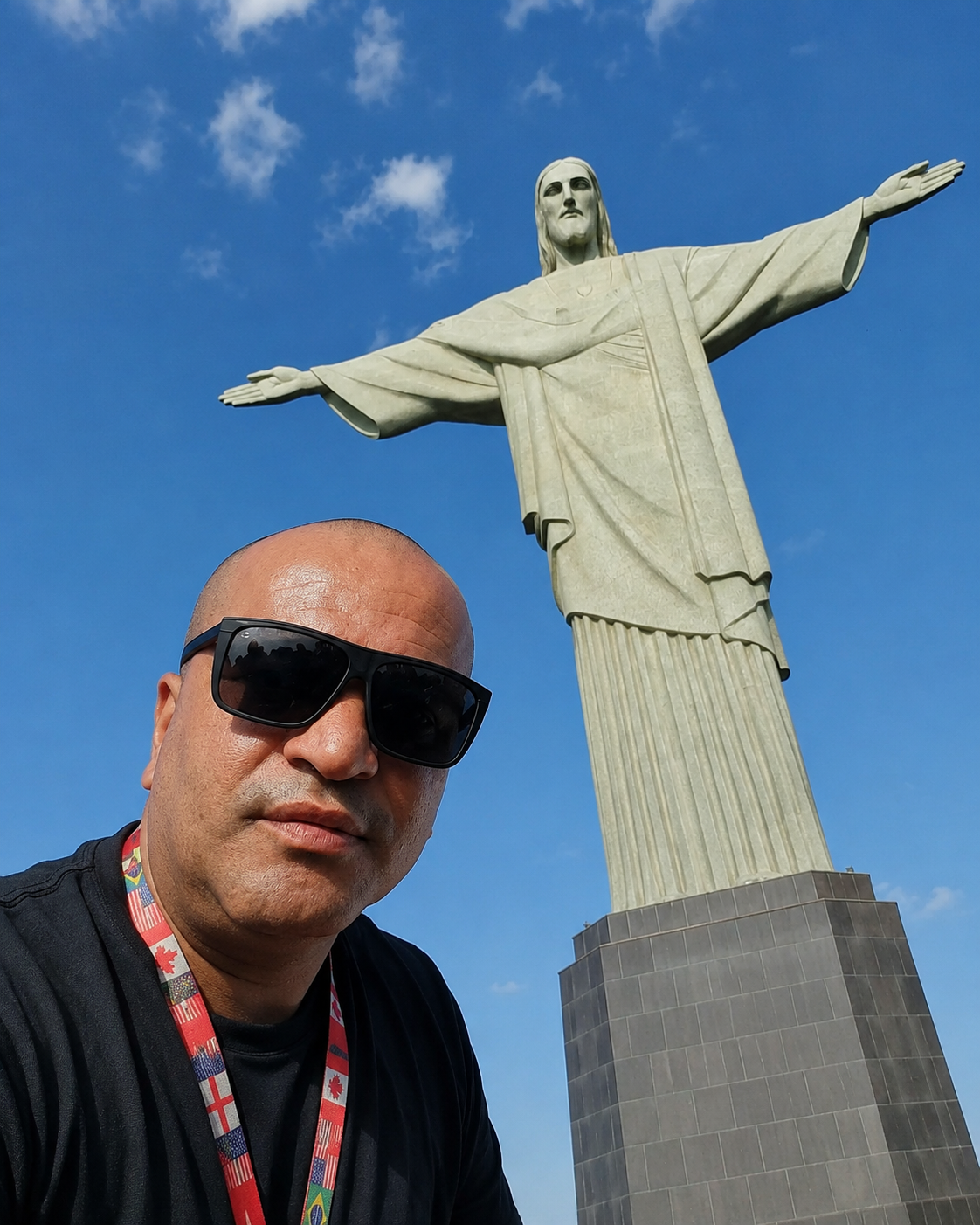 Eduardo registrando uma foto em frente ao Cristo Redentor